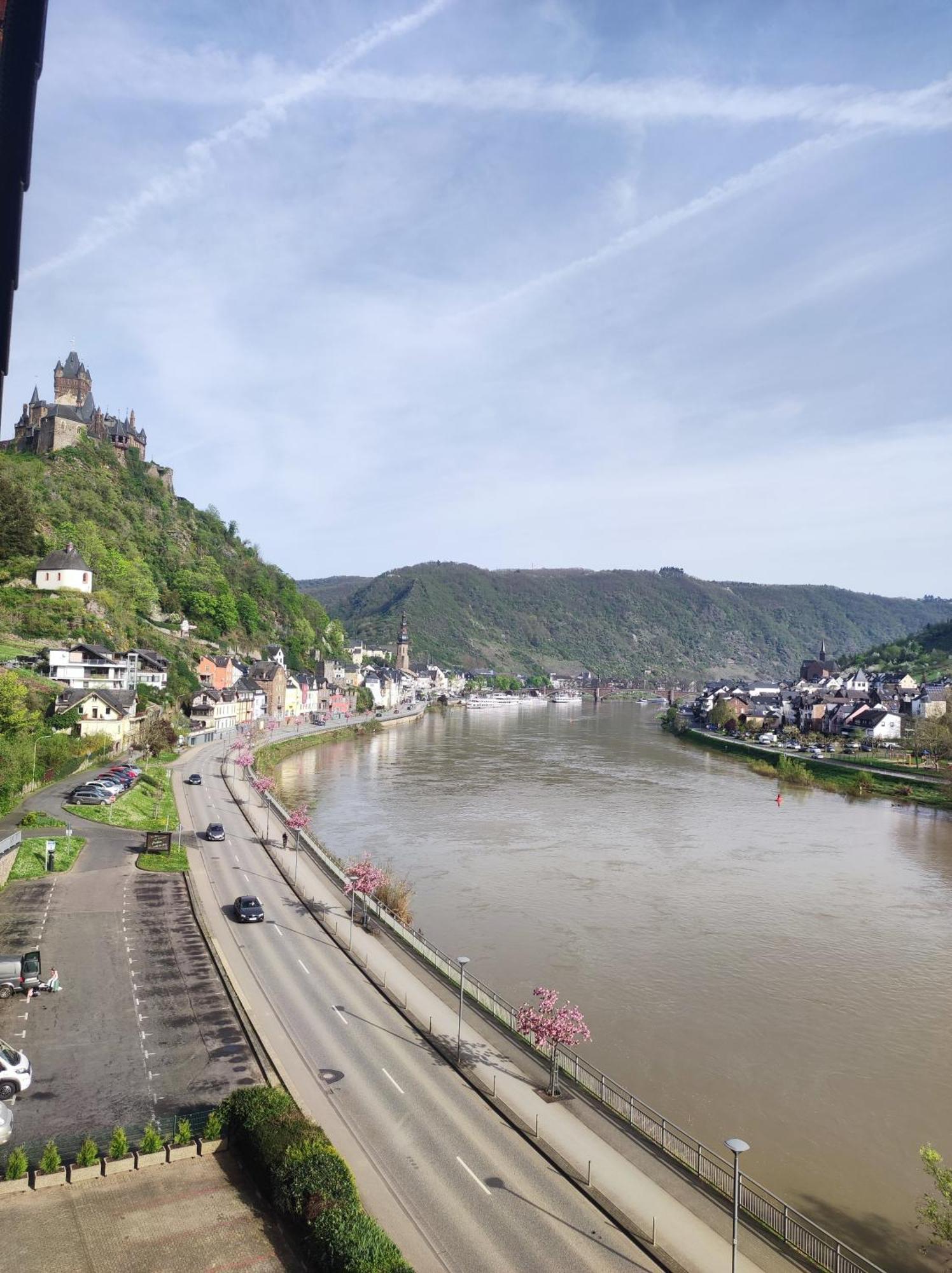 Panorama Oase Ferienwohnung Mit Blick Auf Mosel Und Reichsburg Cochem Exterior photo